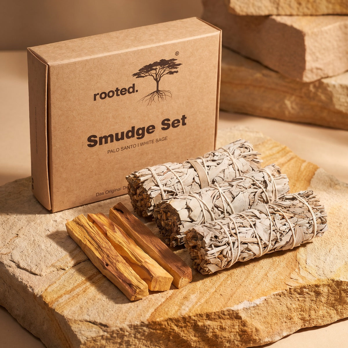 rooted. Smudge Set mit drei Bündeln weißem Salbei und drei Palo-Santo-Hölzern auf Naturstein