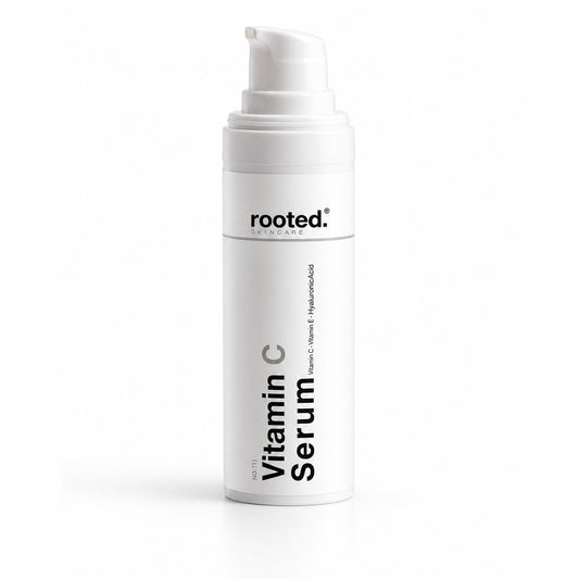 rooted. Skincare Vitamin C Serum 30ml mit Vitamin C, Vitamin E und Hyaluronsäure – Vorderseite